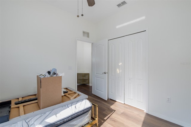15159 Durango Cir, Brooksville, FL 34604 - bedroom with wood finished floors, an office area, a closet, and ceiling fan