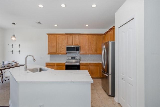 15159 Durango Cir, Brooksville, FL 34604 - kitchen featuring stainless steel appliances, a sink, tasteful backsplash, a center island with sink, and recessed lighting
