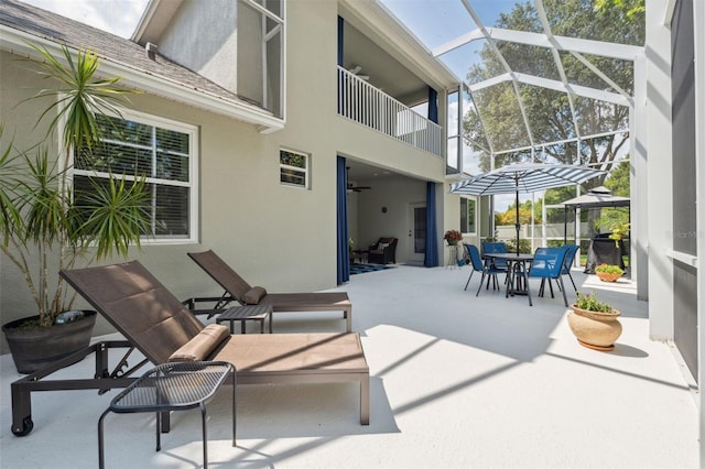 3243 Stonegate Falls Dr, Land O Lakes, FL 34638 - view of patio with outdoor dining area, a balcony, and a ceiling fan