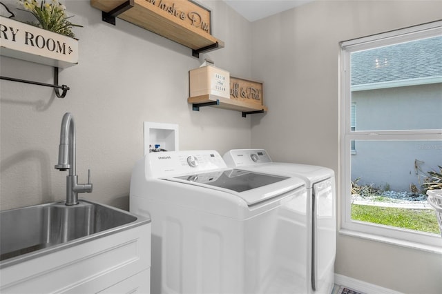 laundry area with washer and clothes dryer and baseboards