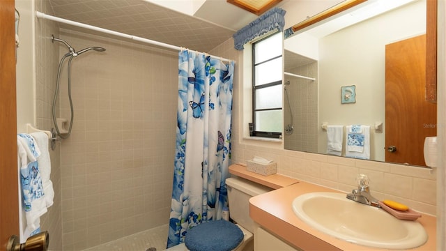 5309 Bayonne Ave, Spring Hill, FL 34608 - full bath with toilet, tiled shower, vanity, and tasteful backsplash