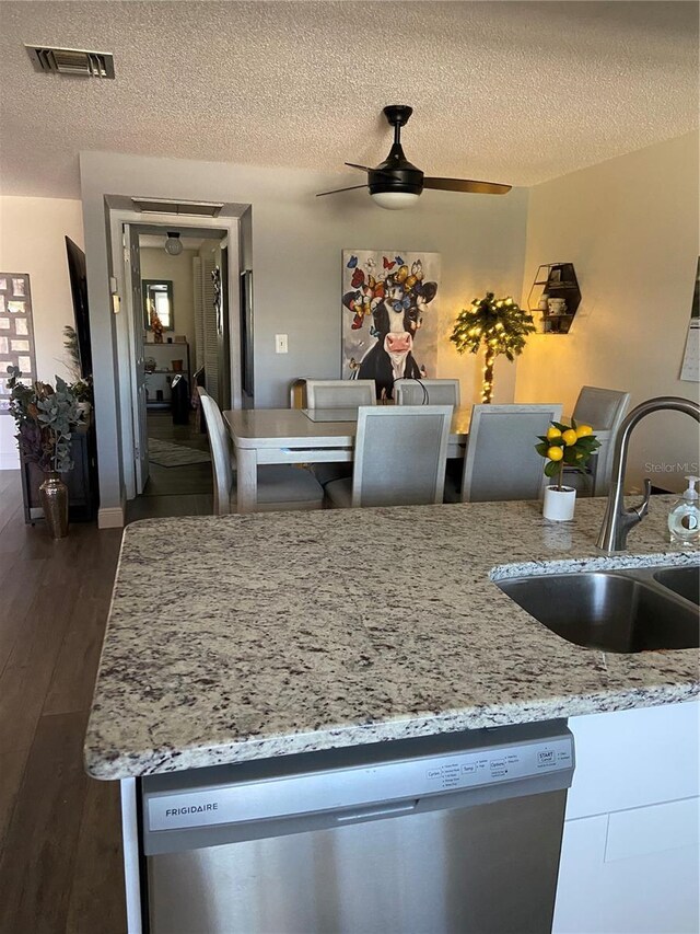 9622 Brassie Ct Unit 9, New Port Richey, FL 34655 - dining area with a ceiling fan, dark wood-type flooring, and a textured ceiling