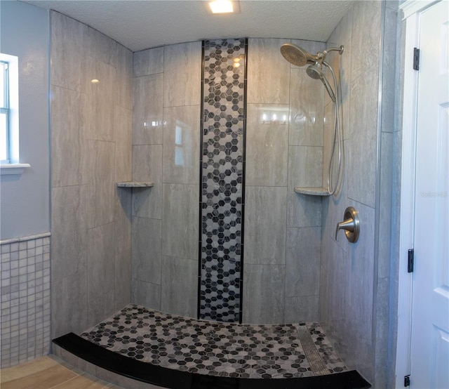 6172 Raleigh St, Spring Hill, FL 34606 - bathroom featuring tiled shower and a textured ceiling