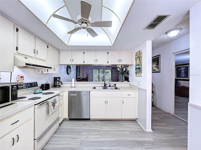 2139 Sea Pines Ct, Spring Hill, FL 34606 - kitchen with appliances with stainless steel finishes, under cabinet range hood, a sink, a ceiling fan, and white cabinets