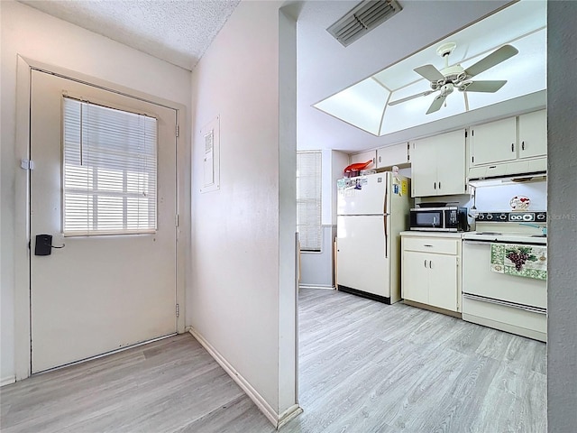 2139 Sea Pines Ct, Spring Hill, FL 34606 - kitchen featuring white appliances, under cabinet range hood, light wood finished floors, ceiling fan, and white cabinets