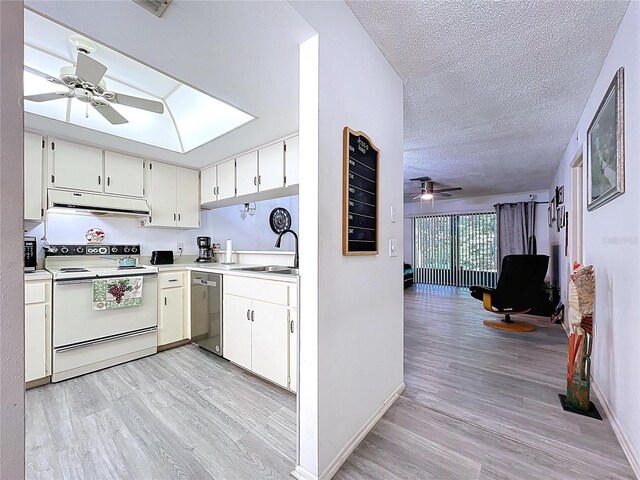 2139 Sea Pines Ct, Spring Hill, FL 34606 - kitchen featuring electric range, ceiling fan, dishwasher, a textured ceiling, and light wood finished floors
