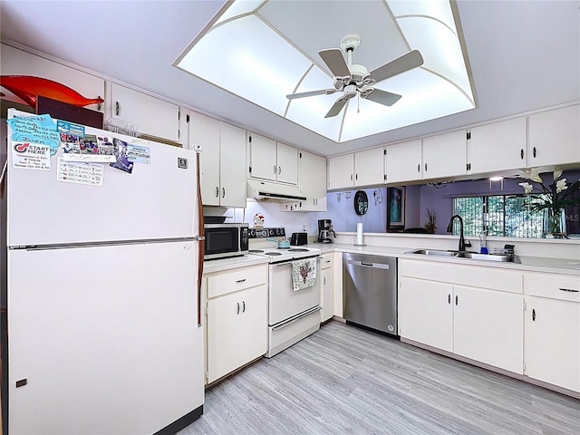 2139 Sea Pines Ct, Spring Hill, FL 34606 - kitchen with stainless steel appliances, a sink, under cabinet range hood, ceiling fan, and white cabinets