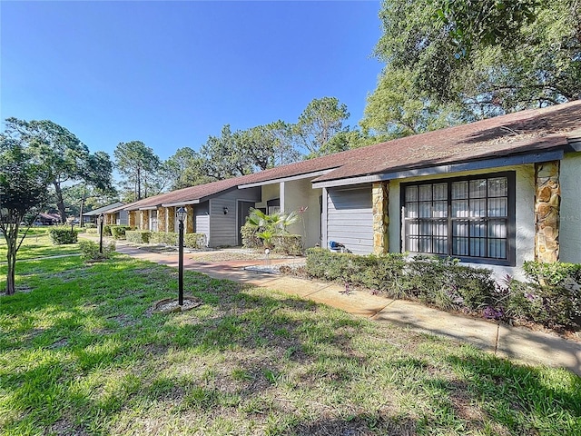 2139 Sea Pines Ct, Spring Hill, FL 34606 - view of front of house with a front lawn and stone siding