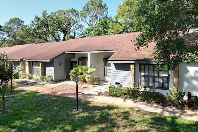 2139 Sea Pines Ct, Spring Hill, FL 34606 - ranch-style home with a front yard, roof with shingles, and stucco siding