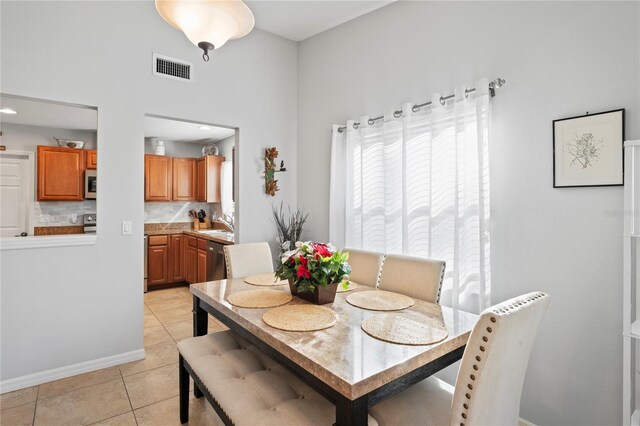 6315 Shane Ln, New Port Richey, FL 34653 - dining area featuring light tile patterned floors and baseboards