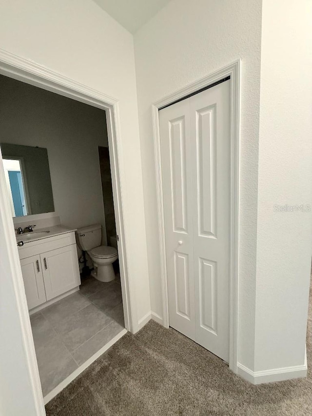 7433 Stone Creek Trl, Kissimmee, FL 34747 - half bath featuring toilet, vanity, and baseboards