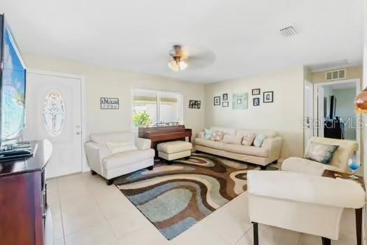 6656 Pinecrest Ln N, Pinellas Park, FL 33781 - living area featuring a ceiling fan