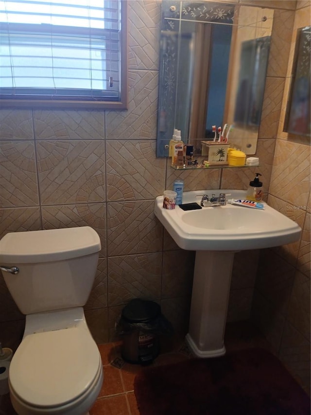 9516 Glen Moor Ln, Port Richey, FL 34668 - half bath featuring tile walls, toilet, and tile patterned floors