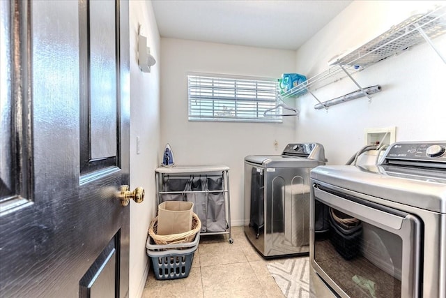 4094 Braemere Dr, Spring Hill, FL 34609 - laundry room featuring washing machine and dryer and light tile patterned flooring