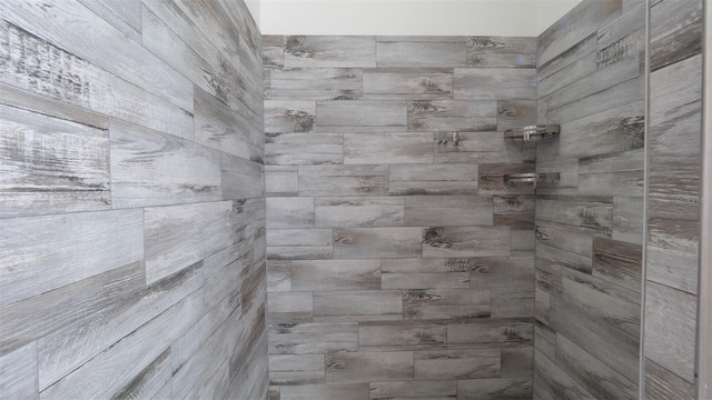 12458 Fish Cove Dr, Spring Hill, FL 34609 - bathroom featuring a tile shower