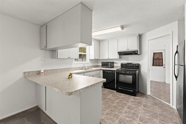 12936 Parkwood St, Hudson, FL 34669 - kitchen featuring black appliances, under cabinet range hood, a peninsula, light countertops, and a textured ceiling