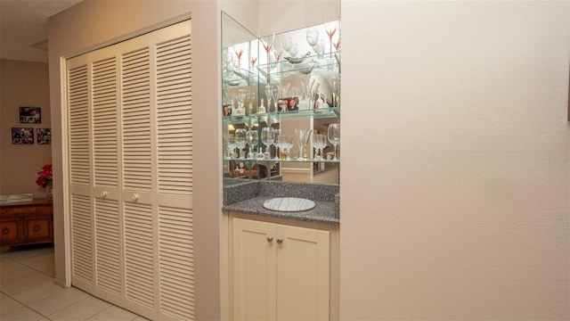 6620 Brambleleaf Dr, Spring Hill, FL 34606 - indoor wet bar with light tile patterned flooring