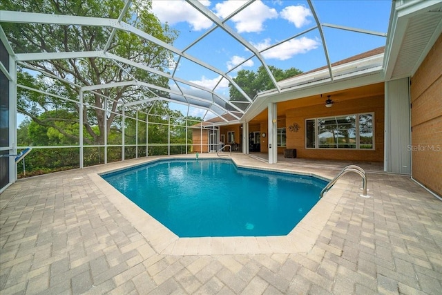 10044 Twelve Oaks Ct, Weeki Wachee, FL 34613 - outdoor pool featuring a patio, ceiling fan, and glass enclosure