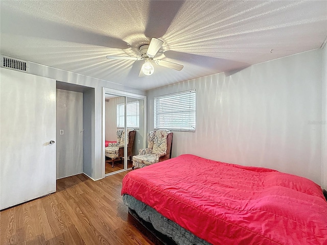 7119 Lenape Cir, New Port Richey, FL 34653 - bedroom with wood finished floors, a ceiling fan, and a closet