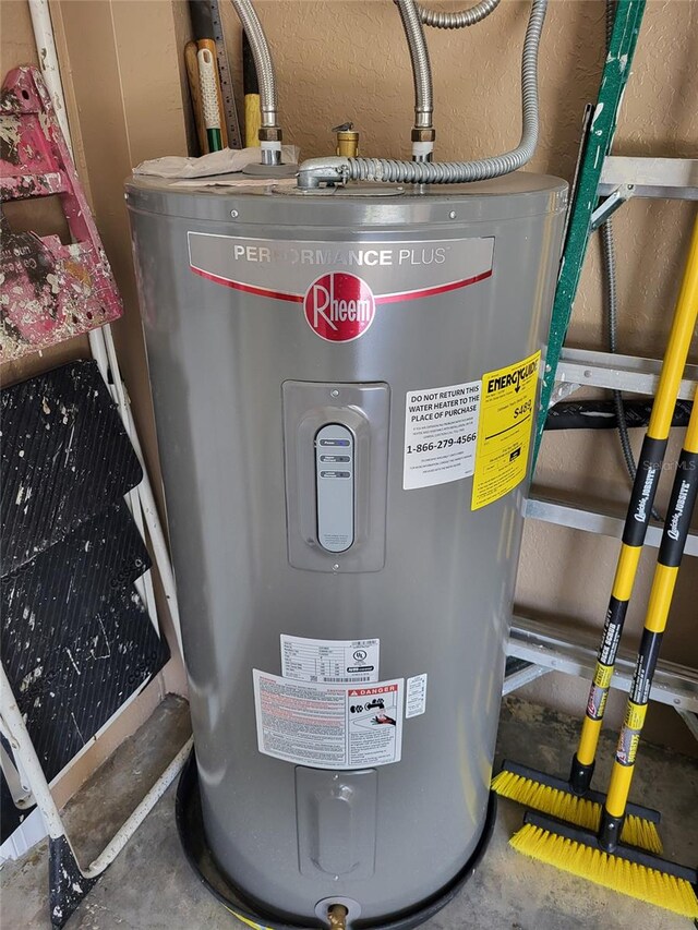 1862 Wood Bend St, Tarpon Springs, FL 34689 - utility room featuring water heater