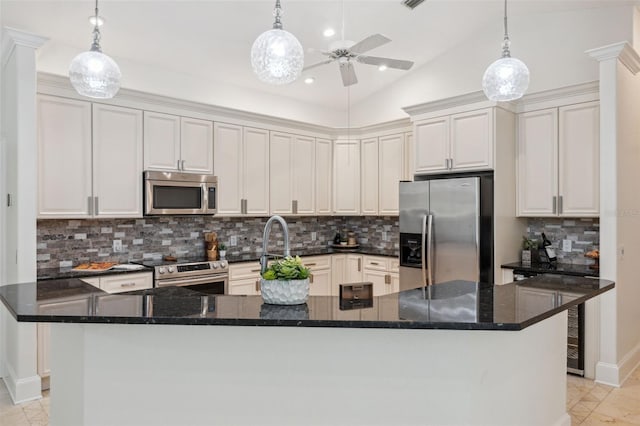 1471 N Jasmine Ave, Tarpon Springs, FL 34689 - kitchen featuring stainless steel appliances, a ceiling fan, a spacious island, backsplash, and lofted ceiling