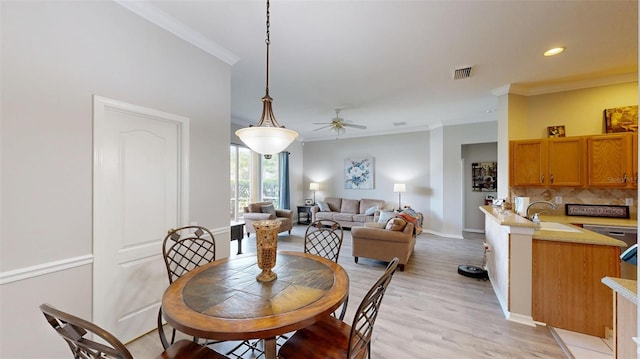 22316 Red Jacket Ln, Land O Lakes, FL 34639 - dining room featuring a ceiling fan, crown molding, light wood-style floors, baseboards, and recessed lighting