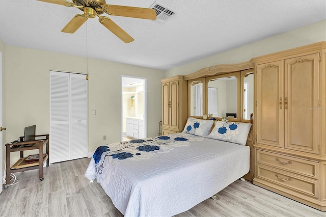 4841 Wakefield Ct Unit 4841, New Port Richey, FL 34655 - bedroom with light wood-style floors, a closet, connected bathroom, and a ceiling fan