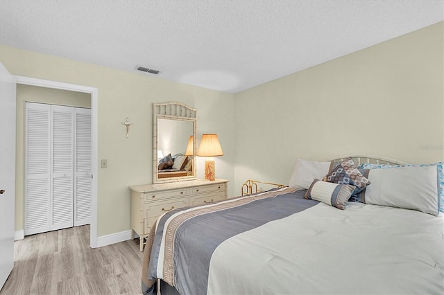 4841 Wakefield Ct Unit 4841, New Port Richey, FL 34655 - bedroom with light wood finished floors, a textured ceiling, and baseboards