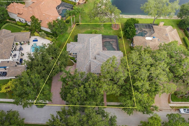 10531 Pontofino Cir, Trinity, FL 34655 - aerial view of property and surrounding area with property boundaries highlighted, a large body of water, and a pool