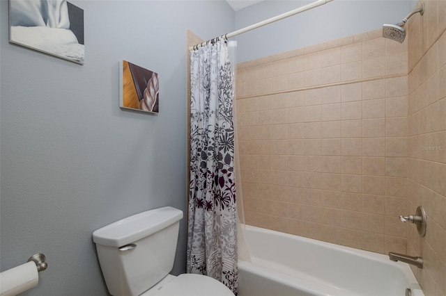 10531 Pontofino Cir, Trinity, FL 34655 - bathroom featuring toilet and shower / tub combo with curtain