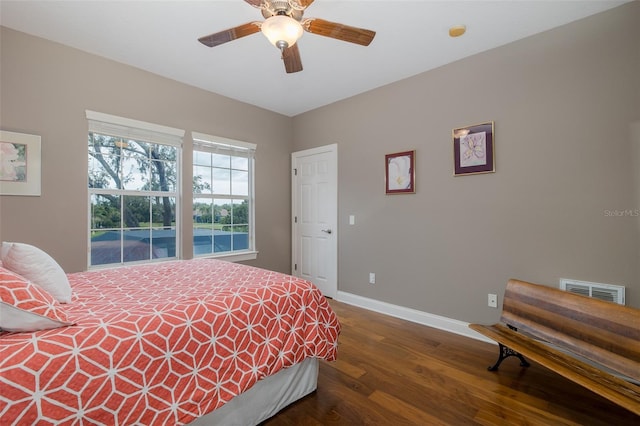 10531 Pontofino Cir, Trinity, FL 34655 - bedroom with wood finished floors, baseboards, and a ceiling fan
