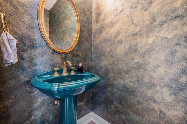 2880 Chelsea Pl N, Clearwater, FL 33759 - bathroom featuring baseboards