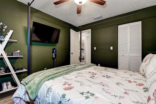 10670 43rd St N Unit 204, Clearwater, FL 33762 - bedroom with a textured ceiling, a closet, ceiling fan, and wood finished floors