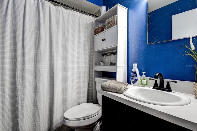 10670 43rd St N Unit 204, Clearwater, FL 33762 - full bath with toilet, vanity, and a shower with curtain