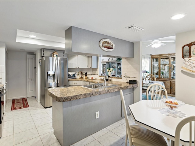 3832 Sailmaker Ln Unit 3832, Holiday, FL 34691 - kitchen with stainless steel fridge with ice dispenser, a sink, a peninsula, a ceiling fan, and decorative backsplash