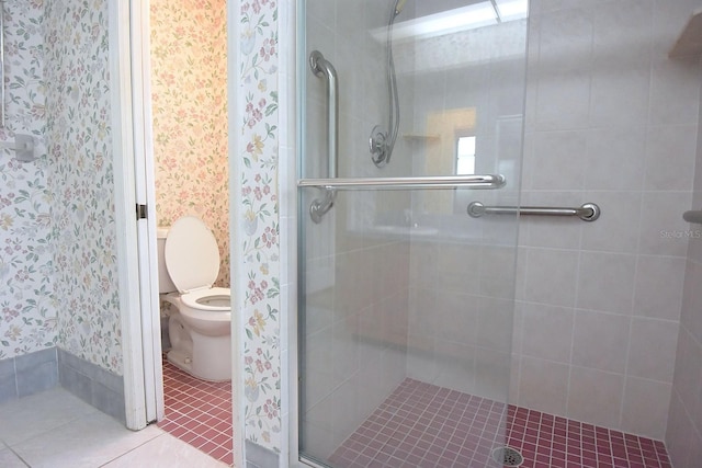 11364 Orangewood Ct, Spring Hill, FL 34609 - full bathroom featuring a shower stall, tile patterned flooring, toilet, and wallpapered walls