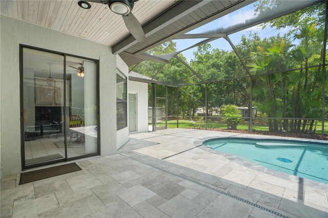 8518 Quail Hollow Blvd, Wesley Chapel, FL 33544 - swimming pool with a patio and glass enclosure