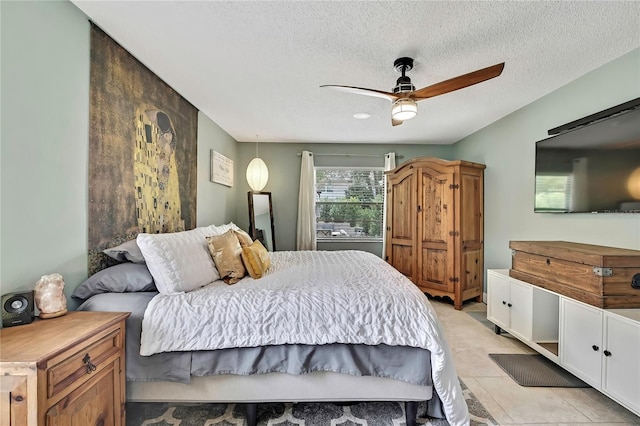 4072 Everett Ave, Spring Hill, FL 34609 - bedroom featuring a textured ceiling and a ceiling fan