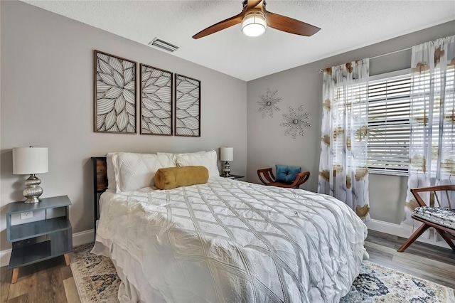 4072 Everett Ave, Spring Hill, FL 34609 - bedroom featuring wood finished floors, a textured ceiling, and a ceiling fan