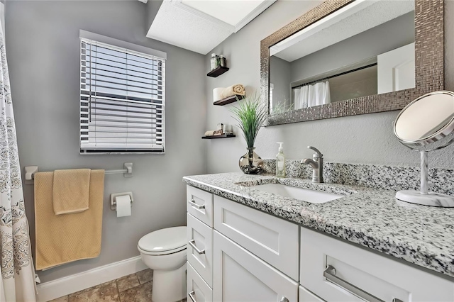 4072 Everett Ave, Spring Hill, FL 34609 - full bathroom with baseboards, vanity, toilet, and a shower with curtain