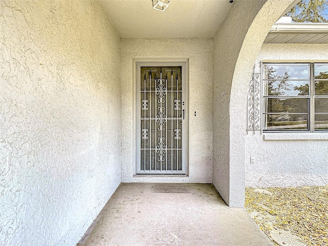 10139 Carrin Rd, Spring Hill, FL 34608 - doorway to property with stucco siding