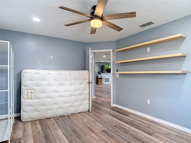 11340 Corinthian St, Spring Hill, FL 34609 - spare room with ceiling fan, wood finished floors, baseboards, recessed lighting, and a textured ceiling
