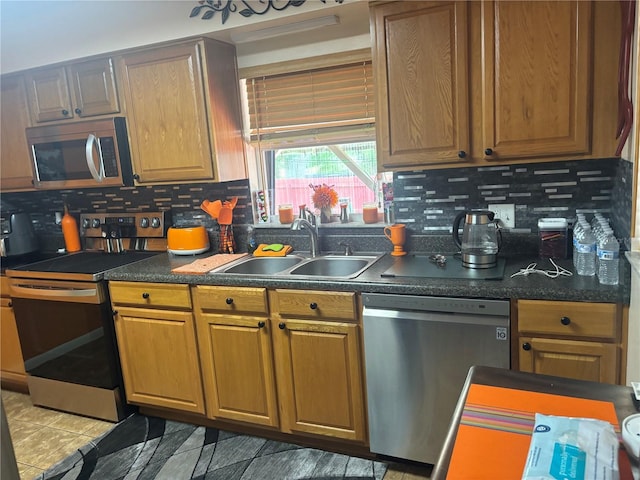 717 Whiteway Dr, Brooksville, FL 34601 - kitchen featuring stainless steel appliances, a sink, backsplash, and dark countertops