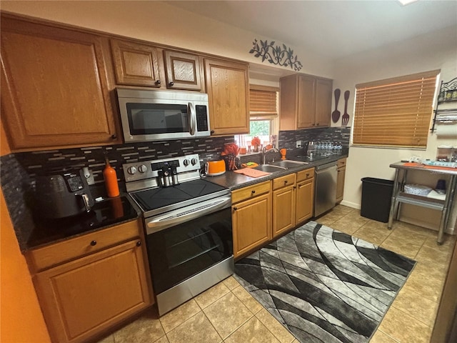 717 Whiteway Dr, Brooksville, FL 34601 - kitchen with stainless steel appliances, a sink, decorative backsplash, and dark countertops