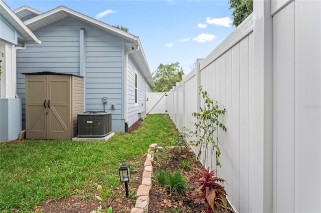 1601 E 98th Ave, Tampa, FL 33612 - view of yard with central AC