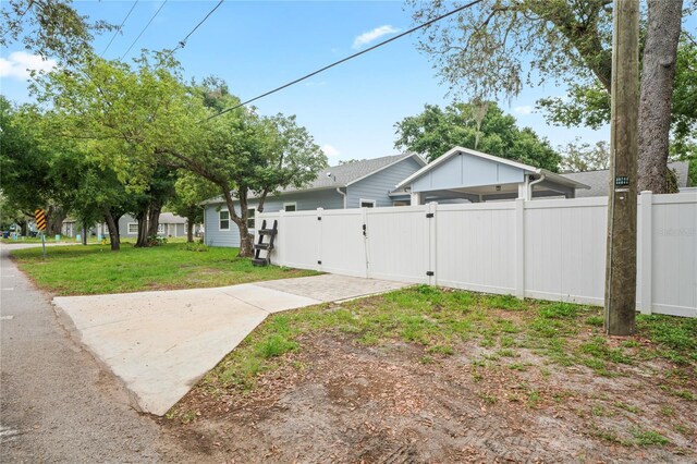 1601 E 98th Ave, Tampa, FL 33612 - view of yard featuring a gate