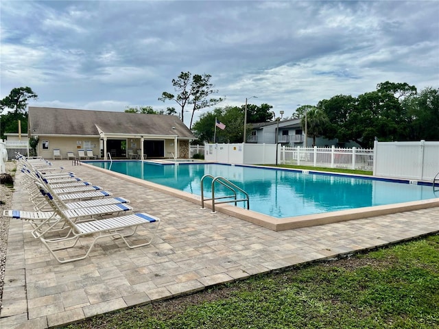 6462 92nd Pl N Unit 806, Pinellas Park, FL 33782 - community pool with a patio area