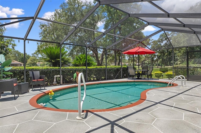 690 E Jenkins Ct, Hernando, FL 34442 - swimming pool featuring a patio area and glass enclosure