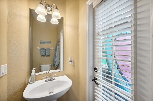 1410 Halapa Way, Trinity, FL 34655 - half bath featuring a textured wall and a chandelier