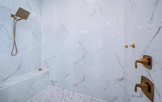 4197 Glade Wood Loop, New Port Richey, FL 34655 - bathroom featuring a tile shower